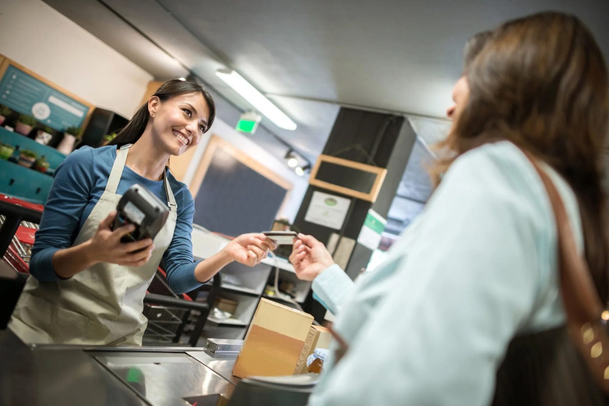 Кассир в супермаркете. Фото кассиры креативные. Кассир США. Золото Cashier.