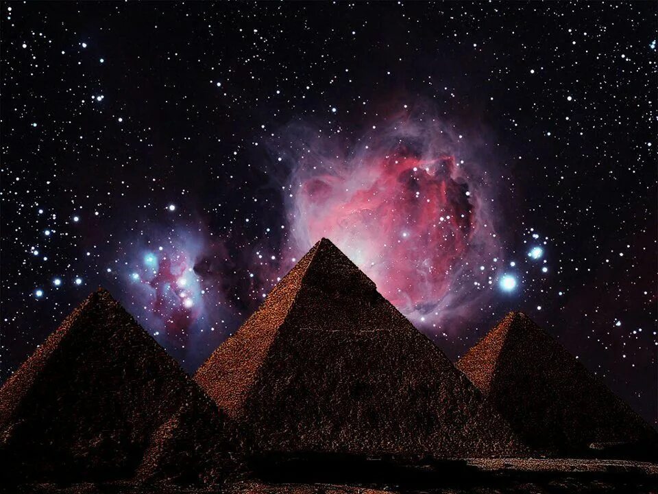 Над нилом. Пирамида Хеопса. Пирамиды Египта Созвездие Ориона. Пирамида Хеопса ночью. Пирамиды Хеопса Гизы Созвездие.