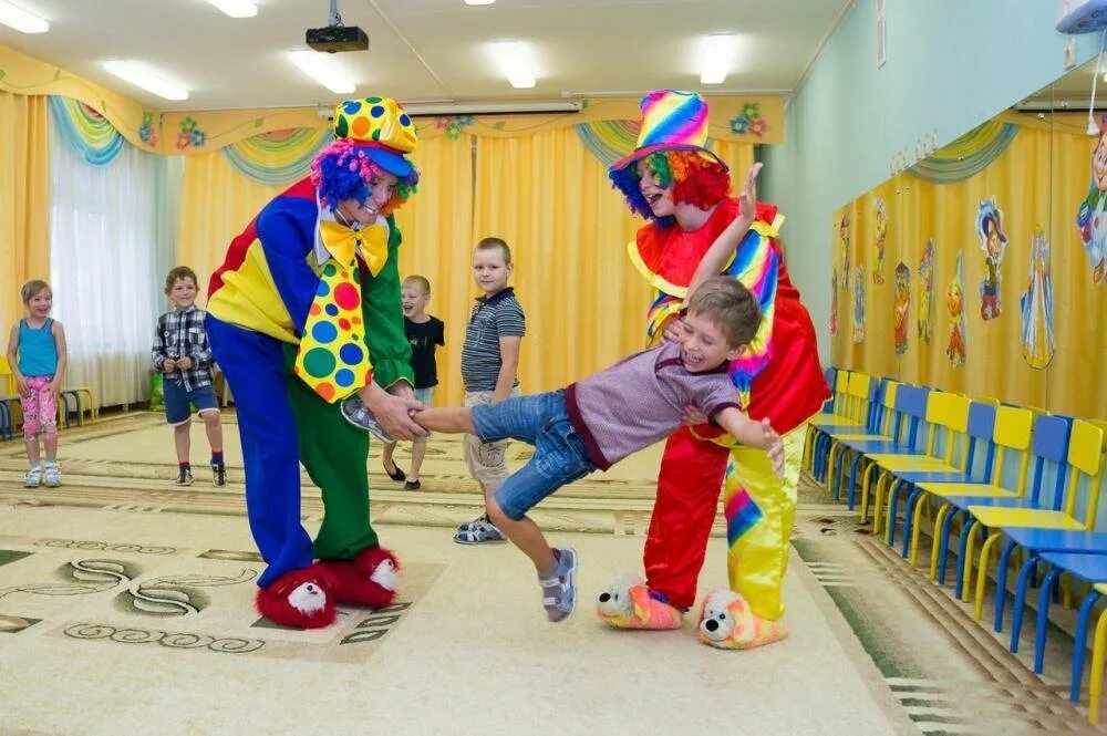 Развлечение с клоуном. Клоун в детском саду. Аниматоры в детском саду. Клоунесса в детском саду. Клоун в ДОУ.