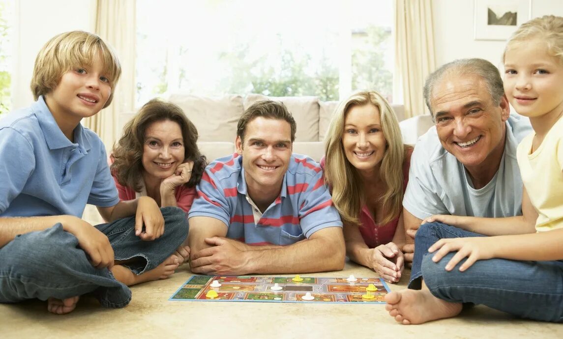 Семья играет. Большая семья играет. Времяпровождение с семьей. Дети и родители вместе. Семья родители бабушки и дедушки в гостиной.