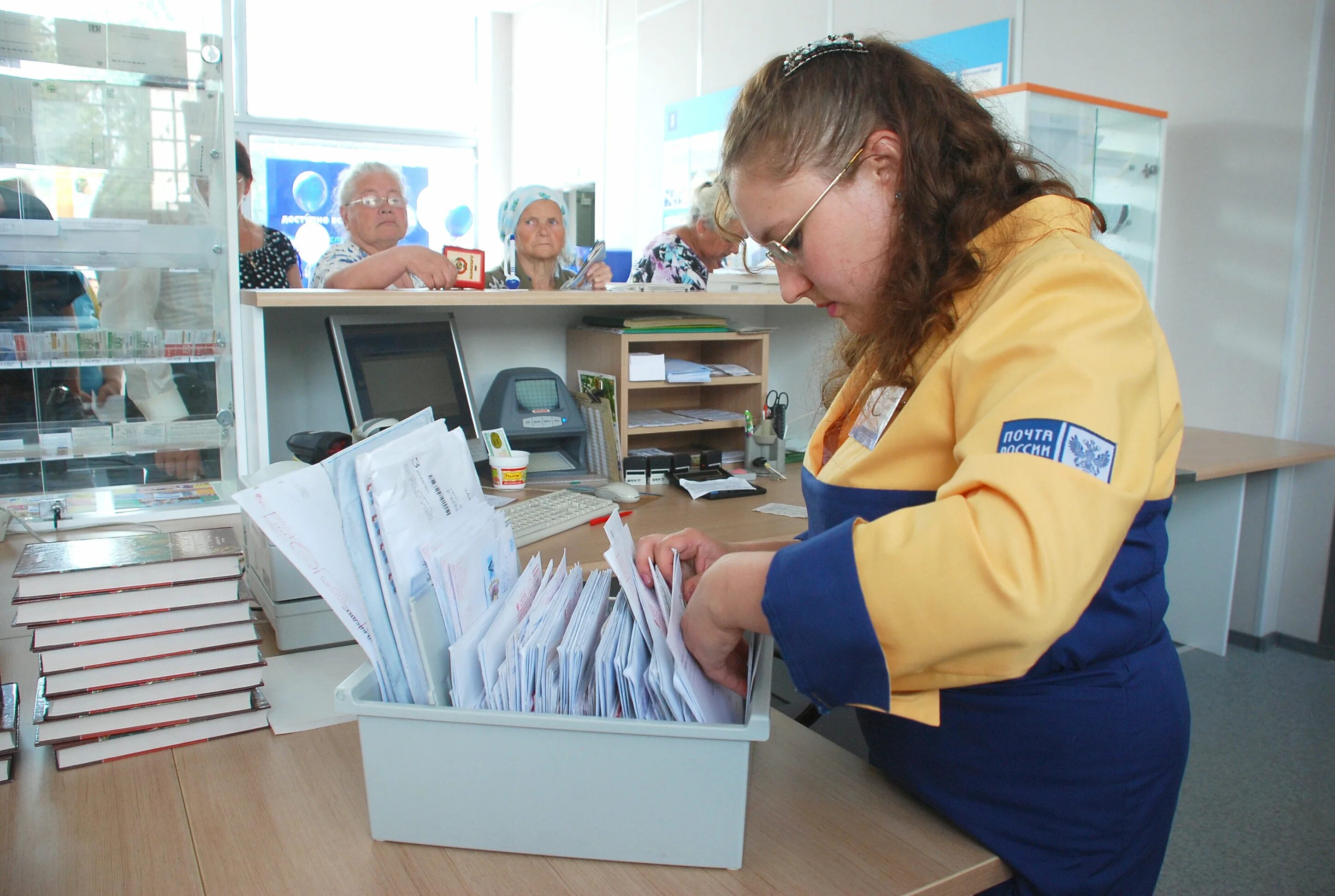 Почта россии свежие. Почтальон. Почта. Почтальон России. Почтальоны на почте.