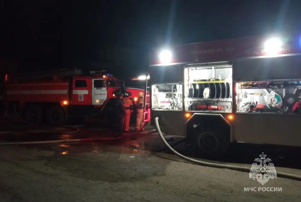 Что произошло в бузулуке оренбургская область. Пожарная машина. Тушение пожара. Пожарная машина МЧС.