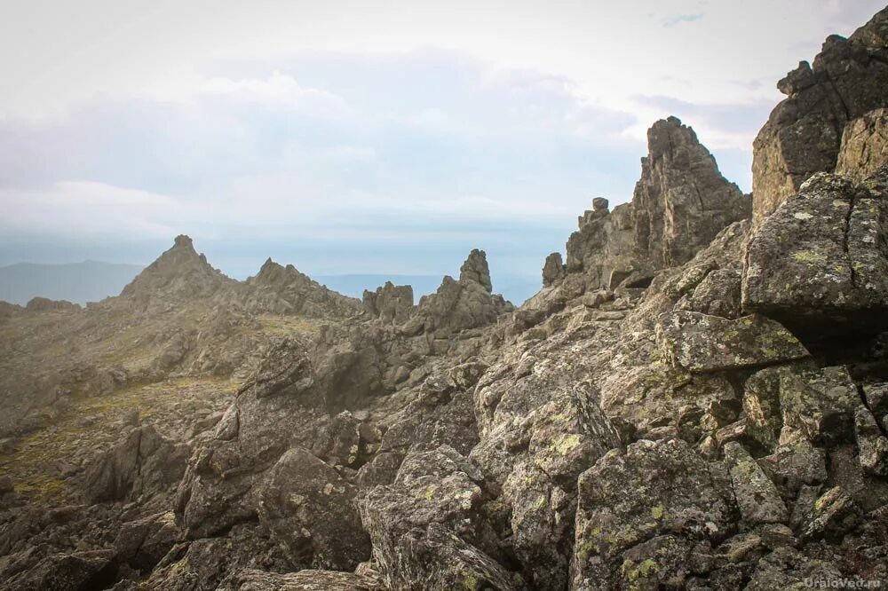 Гора Серебрянский камень. Гора Серебрянский камень Свердловская область. Серебрянский камень Уральские горы. Гора Конжаковский камень высота. Скалистый гребень