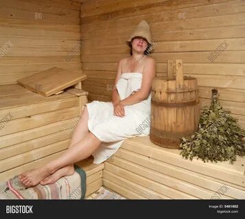 Projenizin bütçesine uygun fiyatlı, yüksek kaliteli Young woman taking stea...