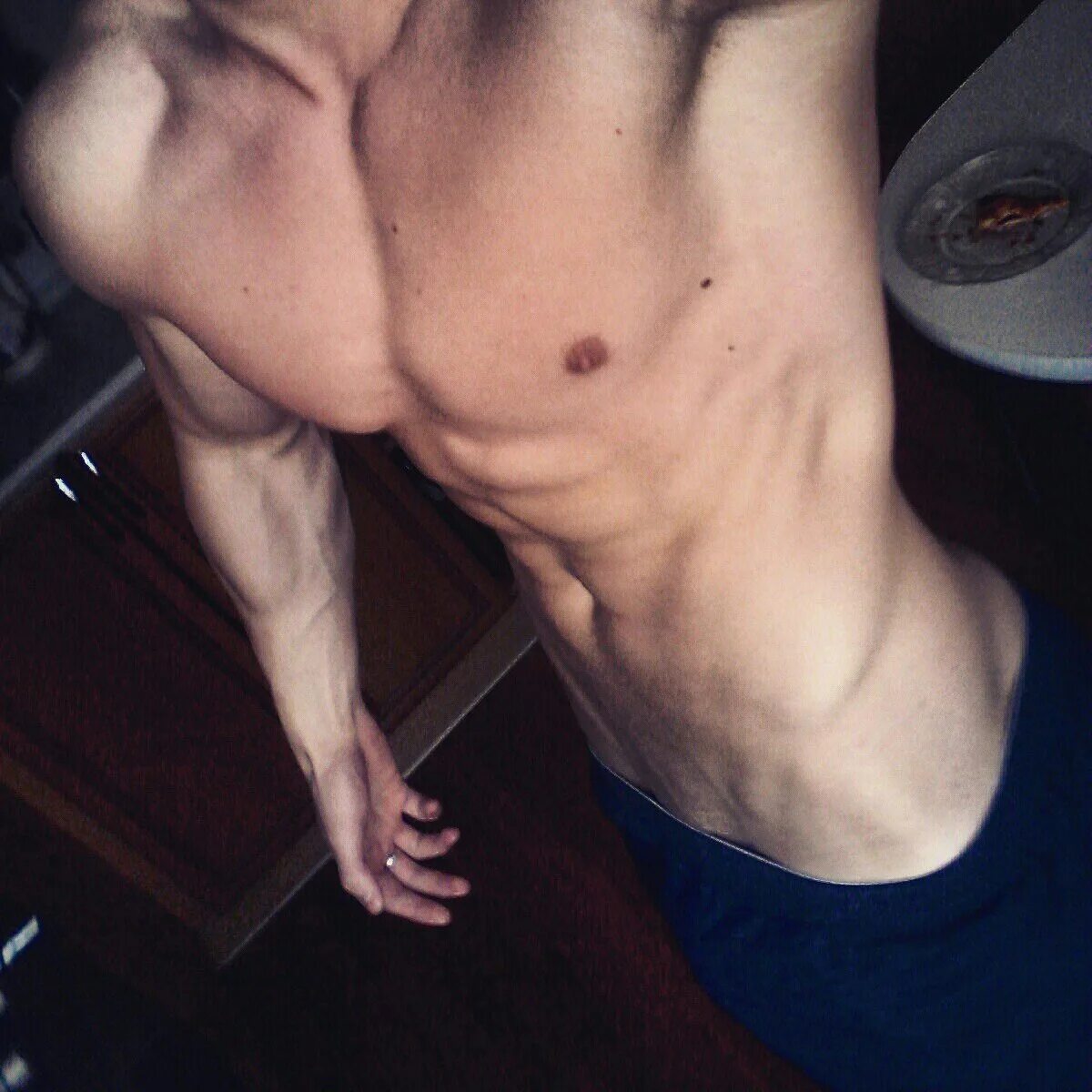 Пресс парня. Прессы парней. Стояк 17. Пресс парня. Мужской торс в кровати.