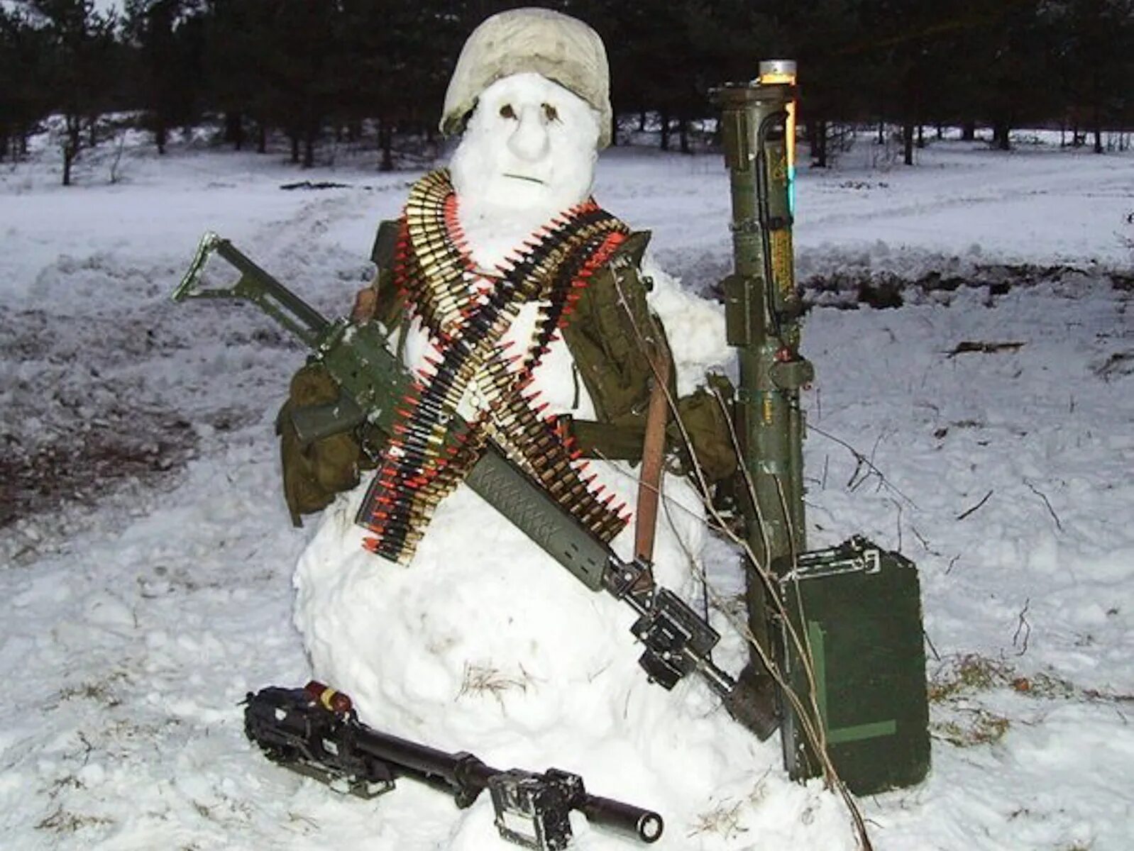 Армейский дед. Финский снайпер Симо Хяюхя. Новый год в армии. Новогодний солдат. Елка из оружия.