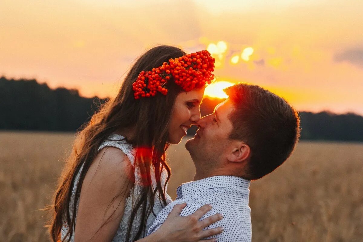 Лов сторе в белом платье. Предсвадебная фотосессия love story. Love story фотосессия. История любви девушек. История любви девушек.