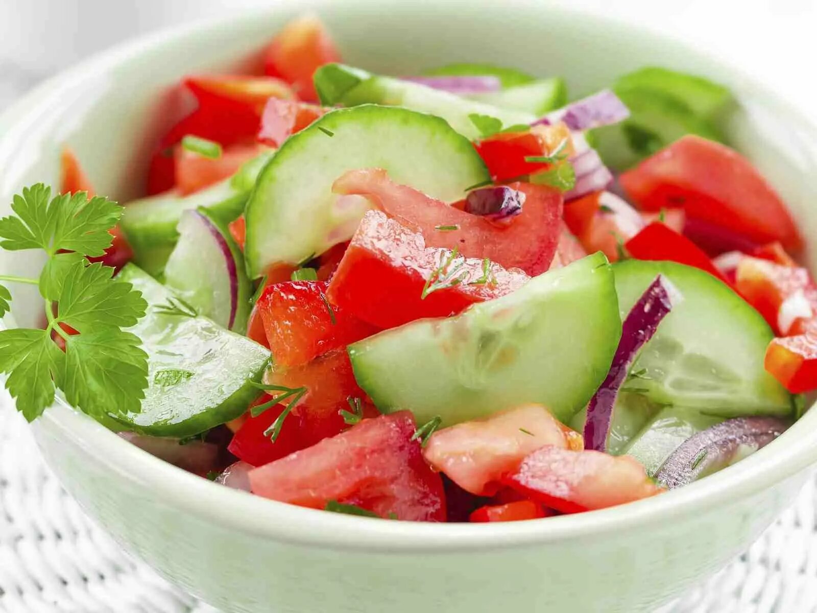 Рис с огурцом и помидором. Салат из свежих овощей по грузински. Салат огурцы помидоры лук. Помидоры огурцы рис. Помидоры огурцы рис.