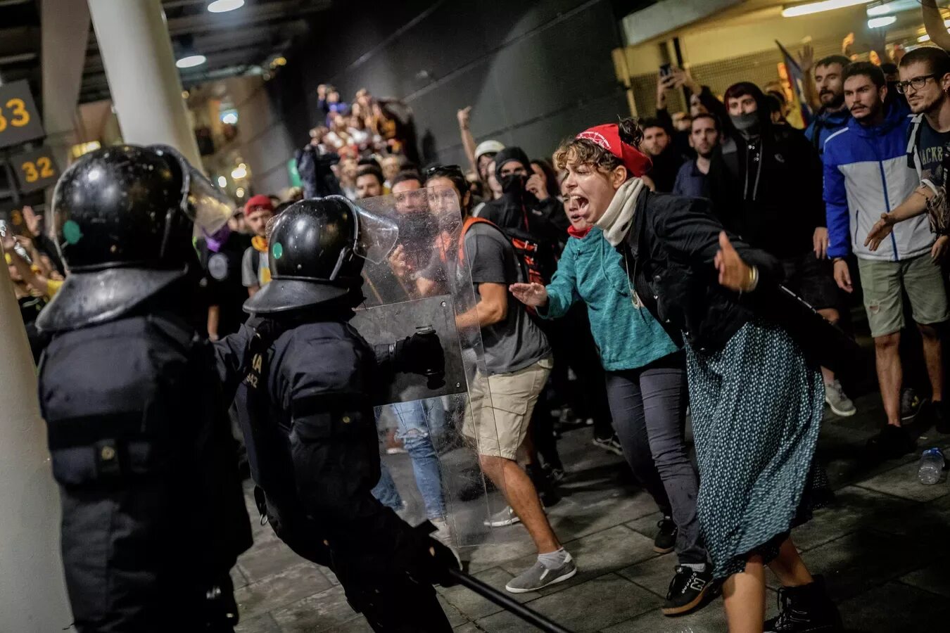 Политические массовые беспорядки. Протесты в Каталонии 2019. Гражданские беспорядки. Толпа массовые беспорядки. Массовые беспорядки митинг.