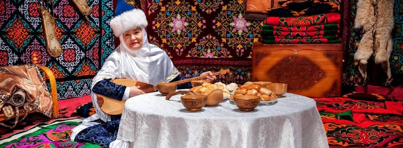 Пост у казахов. Красивые казахские бабушки. Казашка в Юрте. Казахские бабушки фото. Красивые казахские сундуки.
