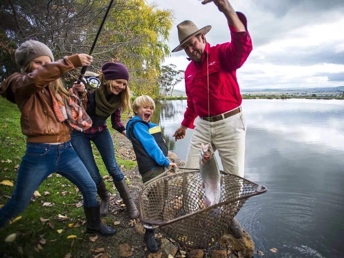 Время года ловли. "Термобокс Campingaz Icetime 30l". Семья на рыбалке. Семейная рыбалка. Дети на рыбалке.