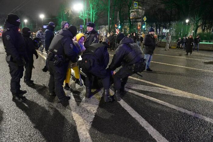 В петербурге задержали мигрантов в новогоднюю ночь. В петербурге задержали мигрантов в новогоднюю ночь