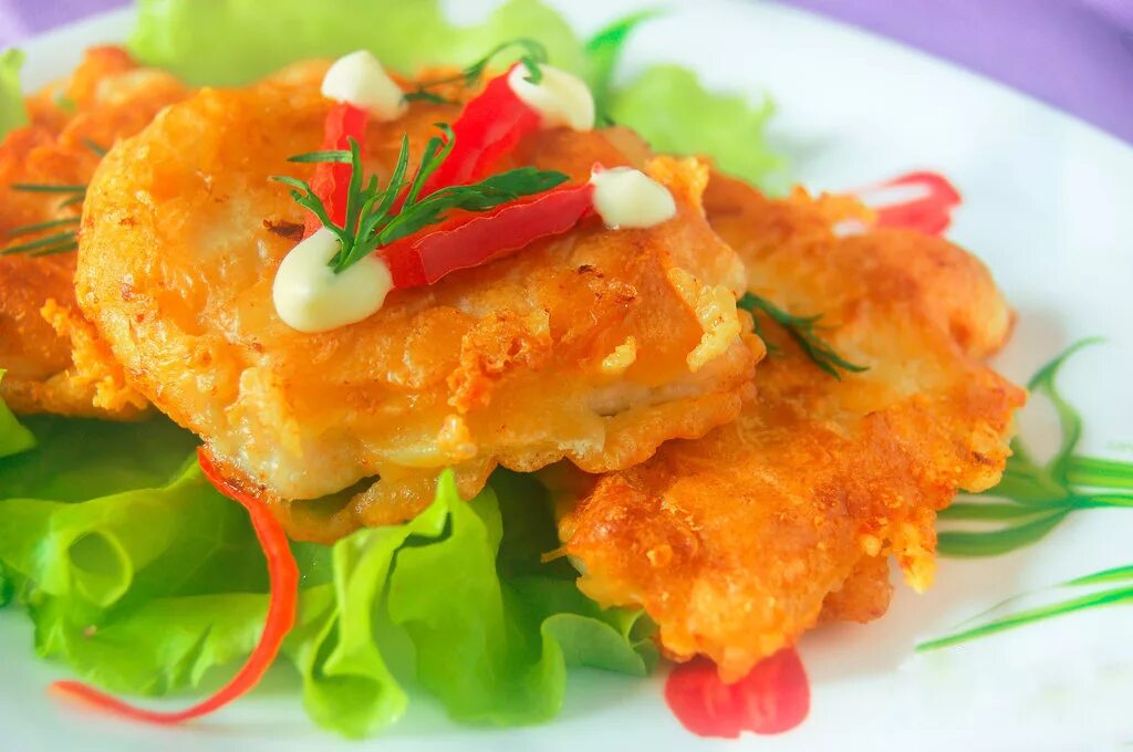 Отбивные из филе курицы на сковороде. Куриная отбивная в кляре. куриные отбивные в кляре. куриные отбивные с сыром. отбивная из куриного филе в кляре.