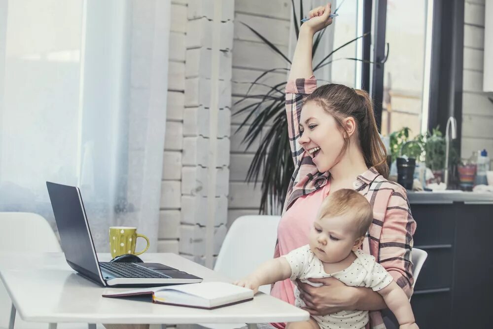 Do your mother work. Женщина в декрете. Мама в декрете. Успешная мама с ребенком. Мама с ребенком и ноутбуком.