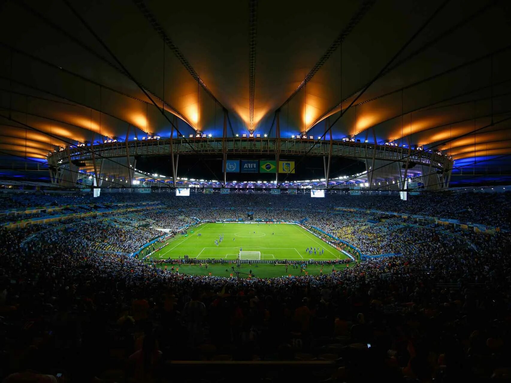 Ночной стадион. Стадион Маракана 2021. Стадион Маракана трибуны. Маракана стадион вид с поля. Футбольный стадион Бразилии.