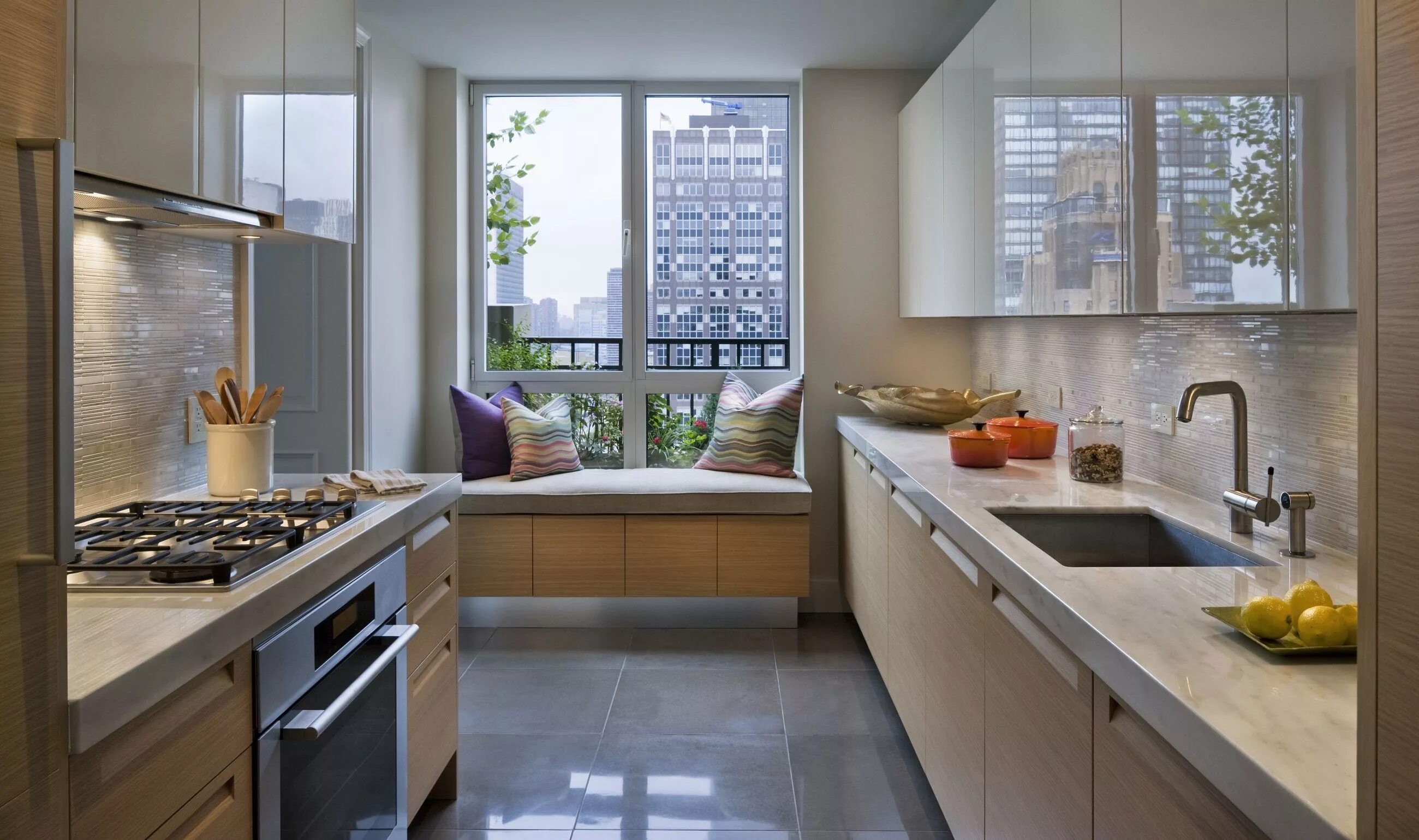 Интерьер кухни с окном. Планировка кухни с большим окном. Кухня с большими окнами. Интерьер прямоугольной кухни.