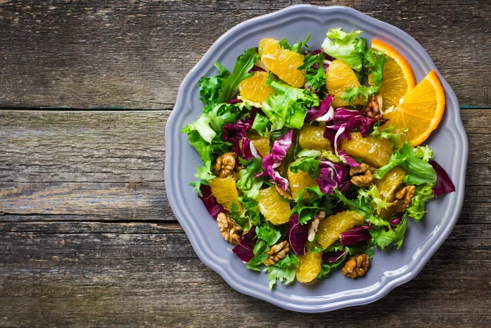 Овощной салат. Салат с овощами и апельсинами. Салат овощной микс. Овощной салат с апельсином. Салат овощной с грецкими орехами