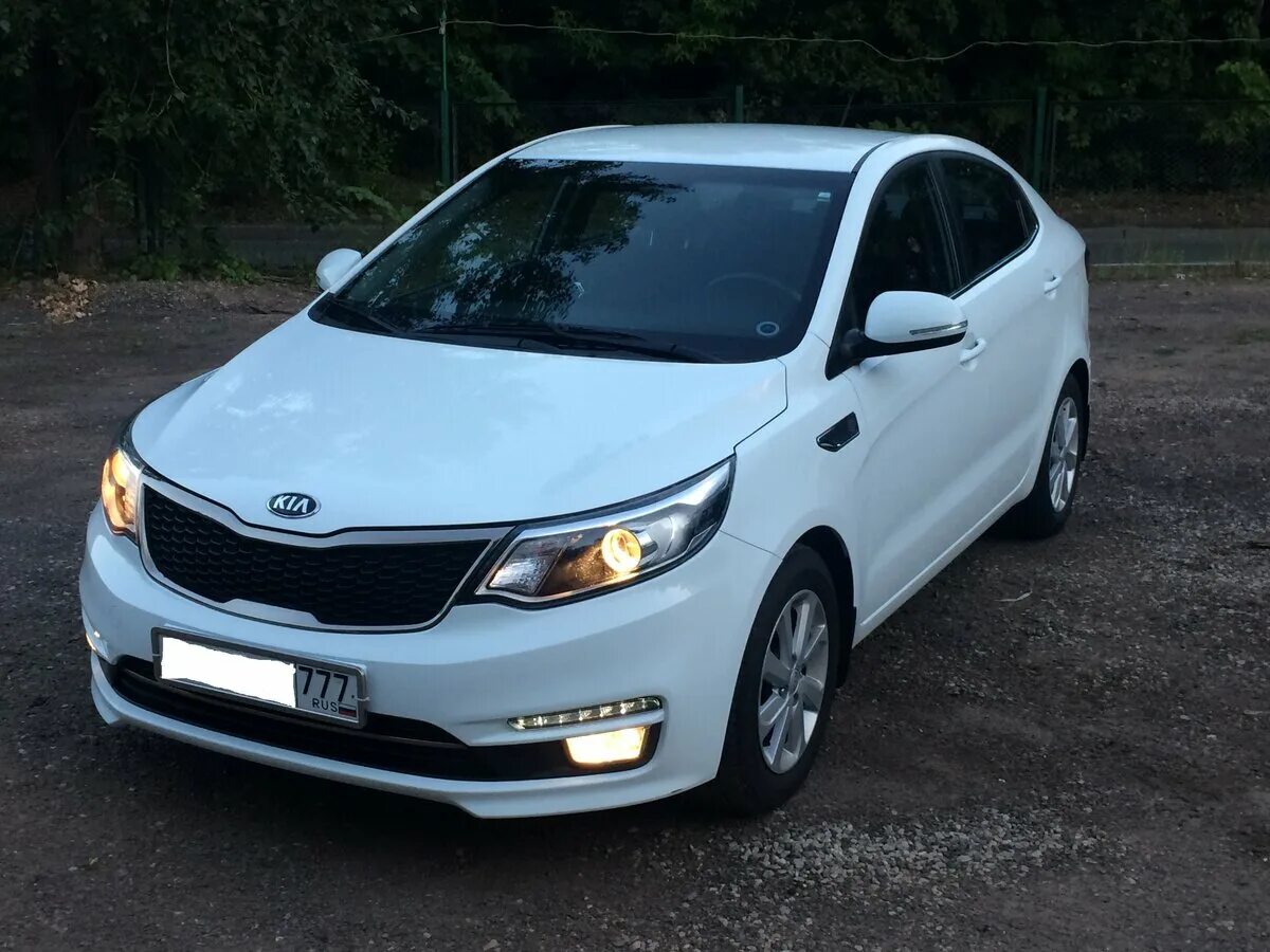 Купить б/у Kia Rio III Рестайлинг 1.6 AT (123 л.с.) бензин автомат в Москве: бел
