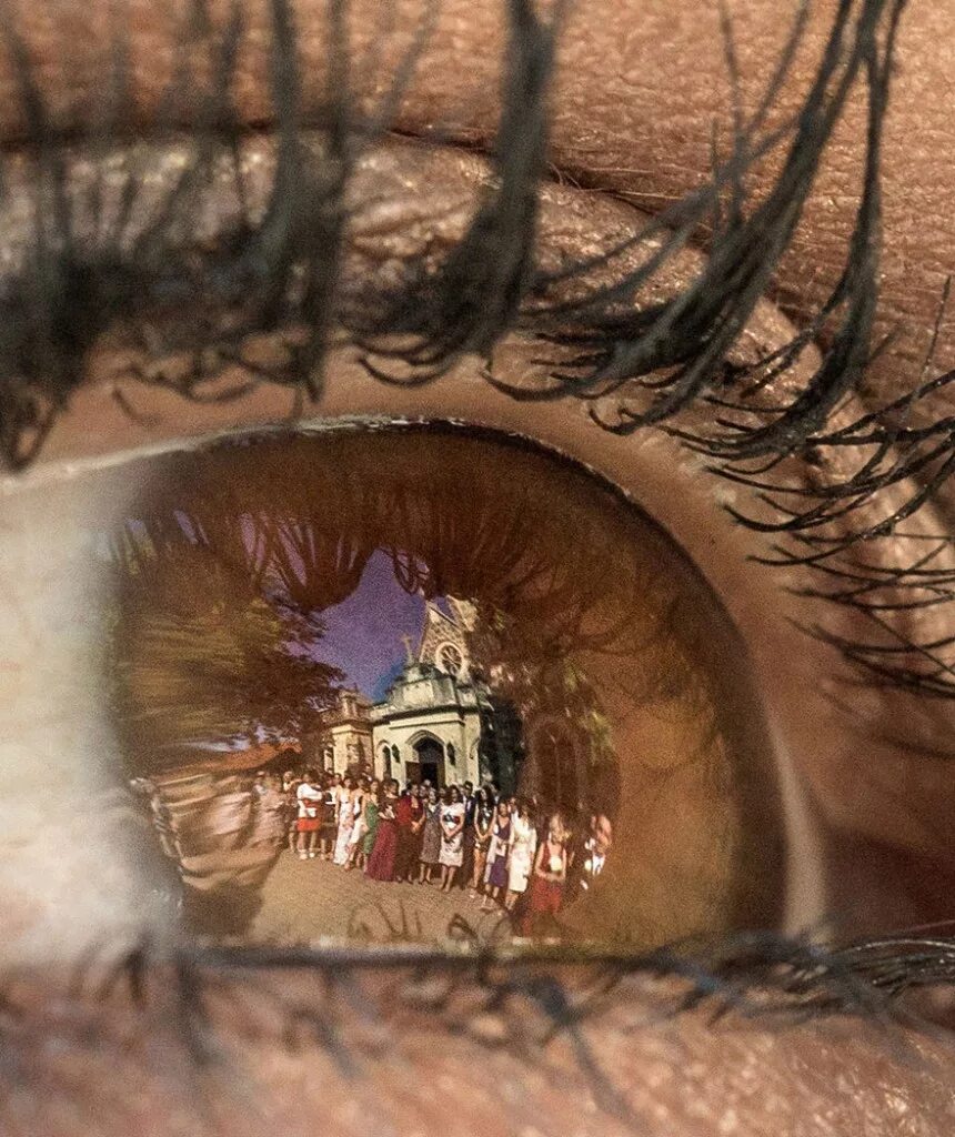 Отражение в глазах. Отражение в глазах. Женские глаза. Отражение человека в глазах. Мир в глазах смотрящего.