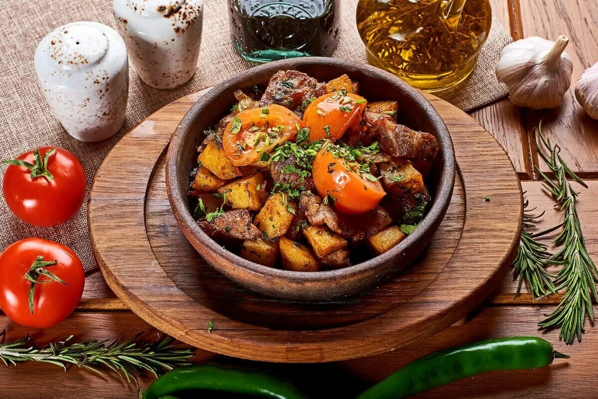 Оджахури рецепт грузинский. Грузинская кухня оджахури. оджахури по мегрельски. грузинское жаркое оджахури. оджахури на кеци.