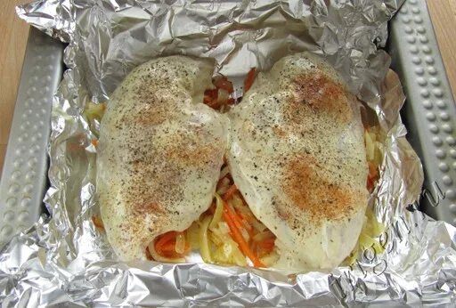 Филе курица запеченная в фольге. Грудка с овощами в фольге. куриная грудка в фольге. филе курицы в духовке в фольге. курица с овощами в духовке в фольге.