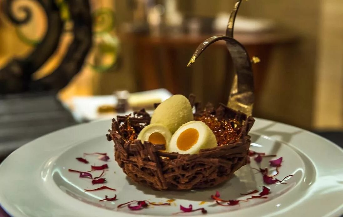 французский кондитер седрик гроле. шедевры десертов. необычные десерты для ресторана. креативная подача десертов. десерты пирожные.