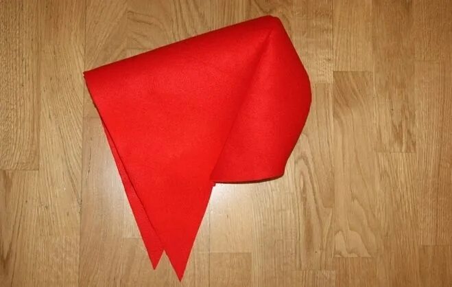 Шапочка из фетра для красной шапочки. Шить шапку к красной шапочке. Как сделать красную шапку. Шапка красной шапочки из фетра. Красная шапочка головной убор.