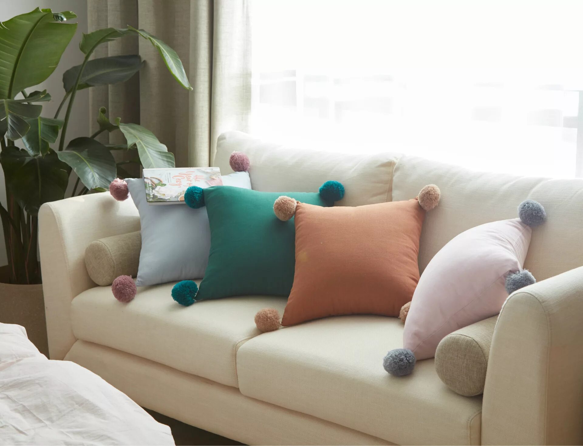Подушки на диван фото. Оригинальные подушки на диван. Маленькие подушки на диван. Декоративные подушки на диван оригинальные. Подушка в интерьере детской.