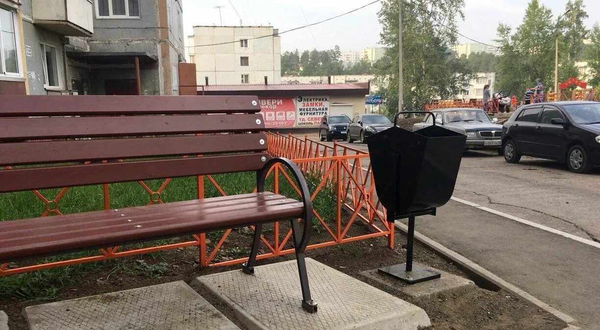 Лавочки возле домов. Крепление скамеек. Лавочка у подъезда. Крепление скамеек. Устанавливают лавочки.