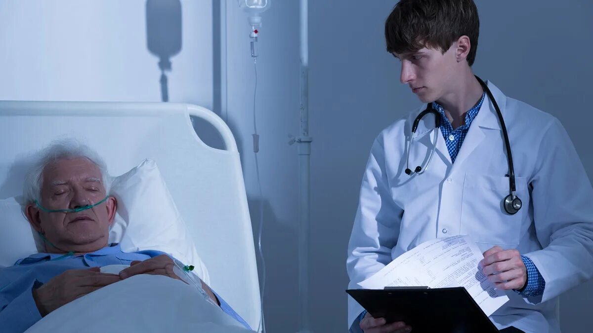 Медик с пациентом улыбаются. Уход за пациентом. Пациент с инсультом. Пациент ранее. Пациент с больным сердцем.