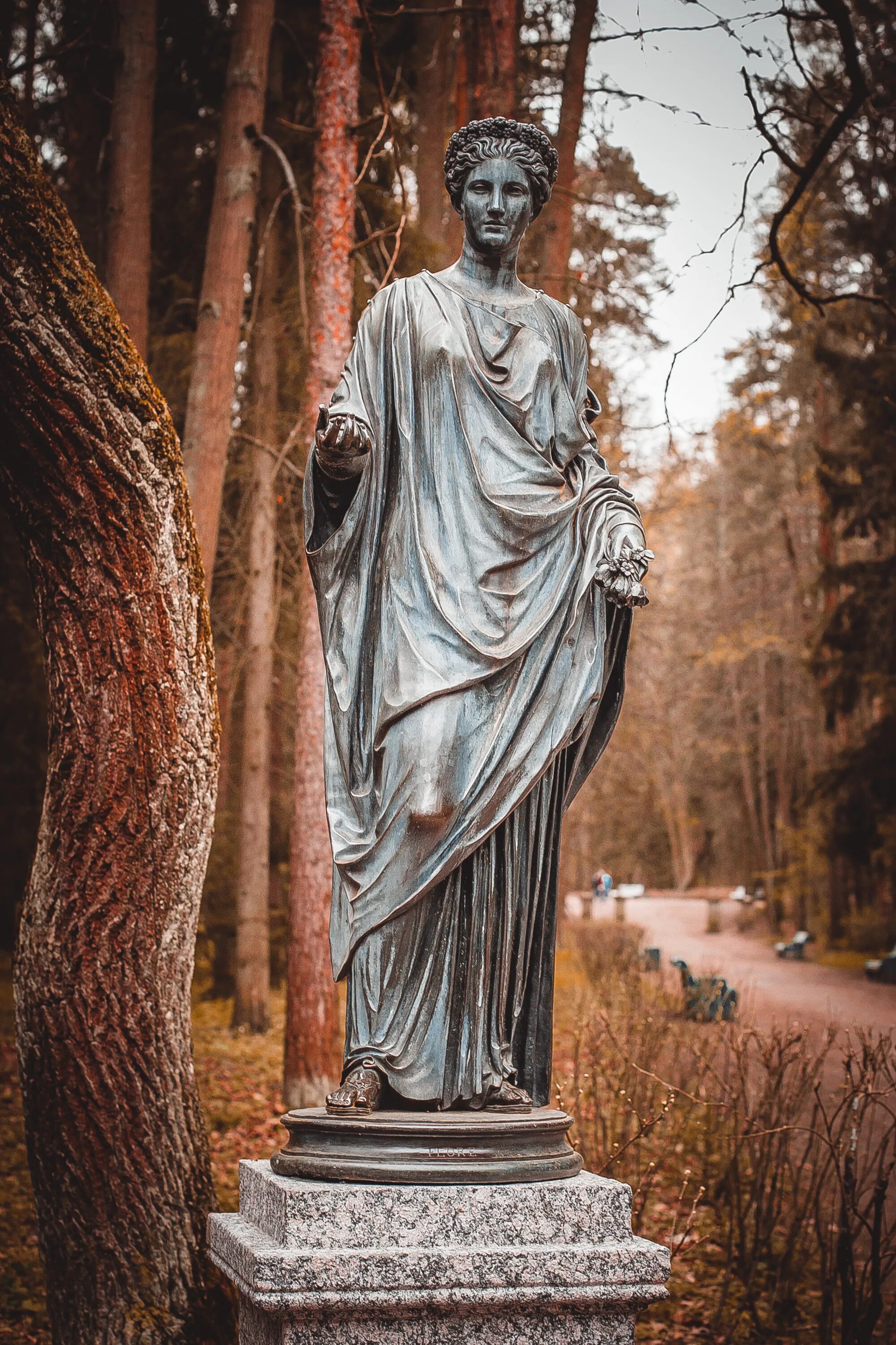 Статуя Богини Флоры в Павловском парке.