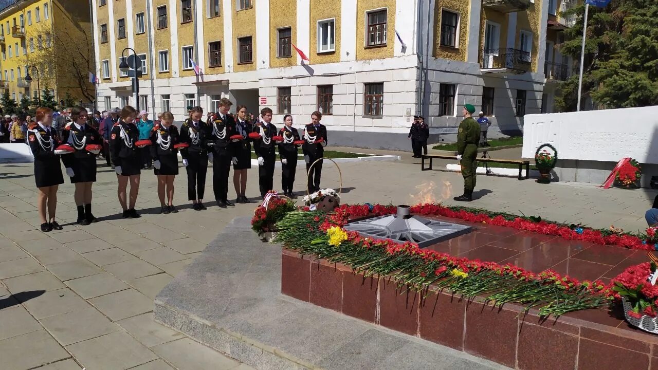 Мемориал вечный огонь Киров. Возложение цветов к Вечному огню. Дети возлагают цветы к Вечному огню. Вечный огонь Кострома. Парад 9 мая отменен