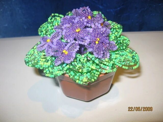 Фиалки из бисера. Бисер фиалка махровая мастер класс. Мастер класс фиалки. Мастер класс фиалки. Цветы из бисера мастер класс.