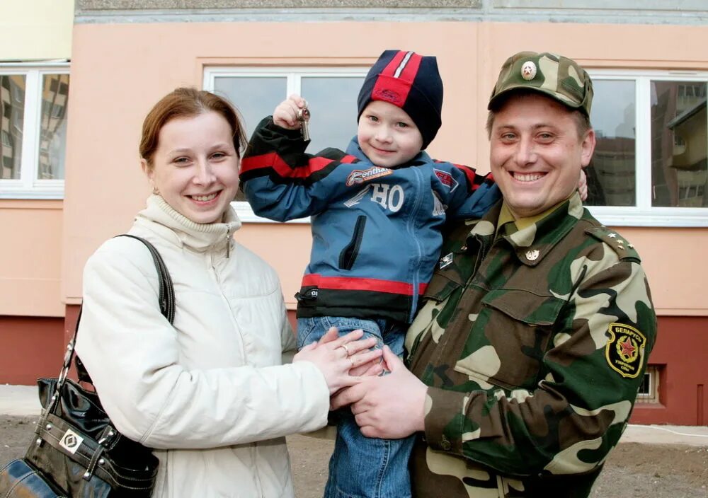 Семья военного. Семья офицера. Семья военнослужащего. ВОЕННЫЙС семькей. Жены участников боевых действий