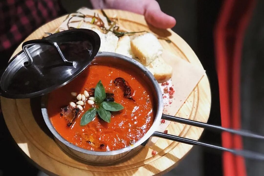 гостиница краснодар с чучело медведя в отеле. куда сходить покушать в перми. ресторан с чучелом медведя спб. посикунчики пушкин ресторан. калуга столовая борщев и ложкин.