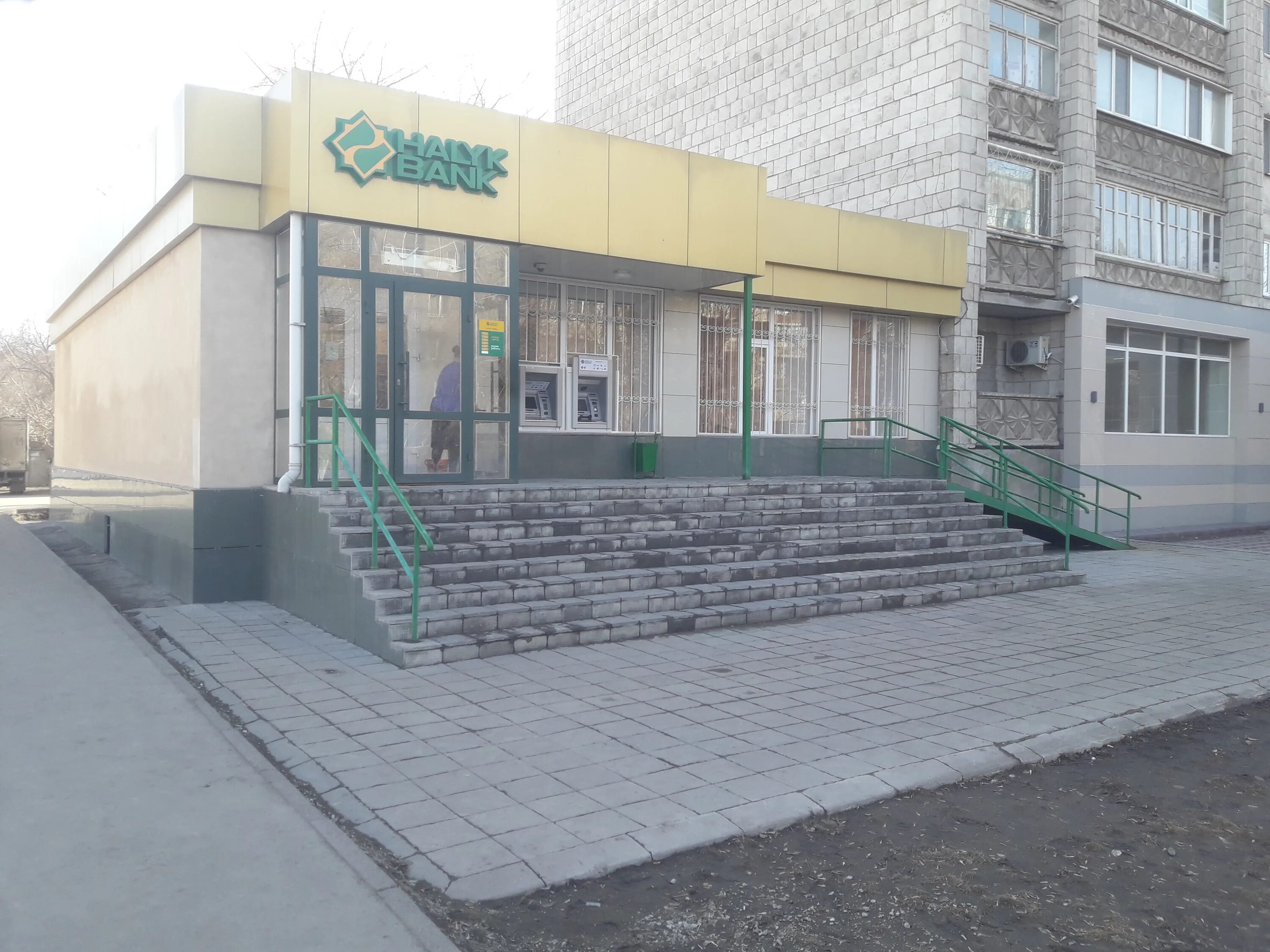 Павлодар ул. Колл центр евразийского банка. Бухар жырау 99 а. Касса банка казахстан. Павлодар, улица ломова.