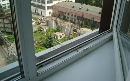 Открытое окно многоэтажки. Окна 5с. Окна 5с. Окна 5с. Вид с окна вниз.