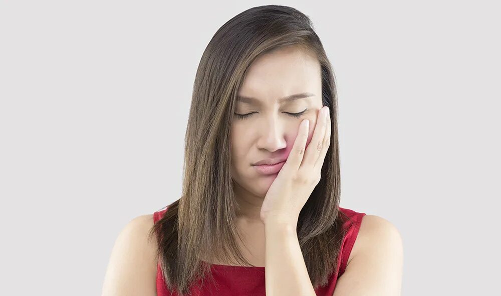 ревматоидные боли в зубах. зубная боль в отпуске. мужчина расстроен. зубная боль. зубная боль мужчина.