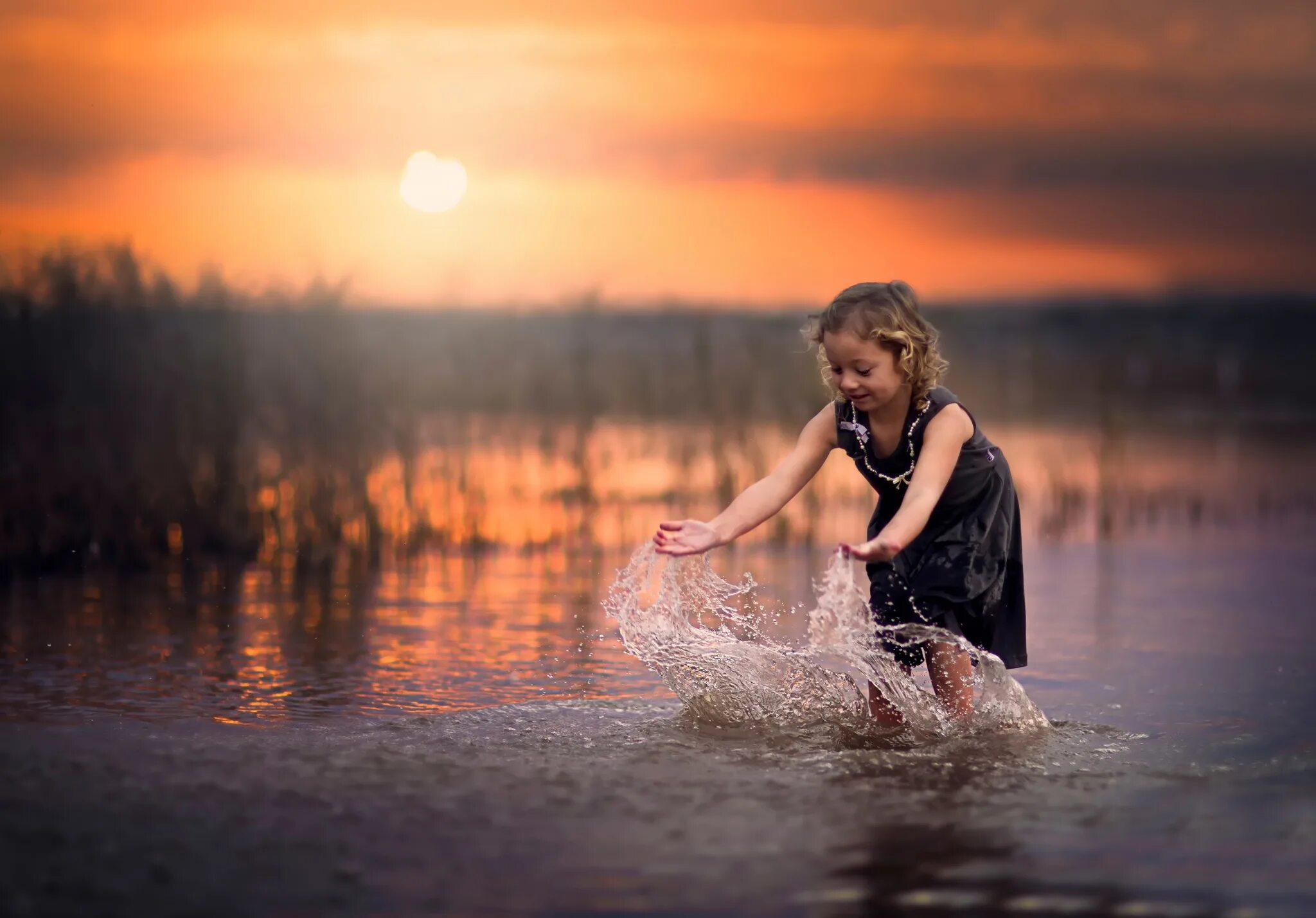 Чистый мир песня. Фотосессия в воде. Девочка у реки. Девушка в воде. Девушка в брызгах воды.