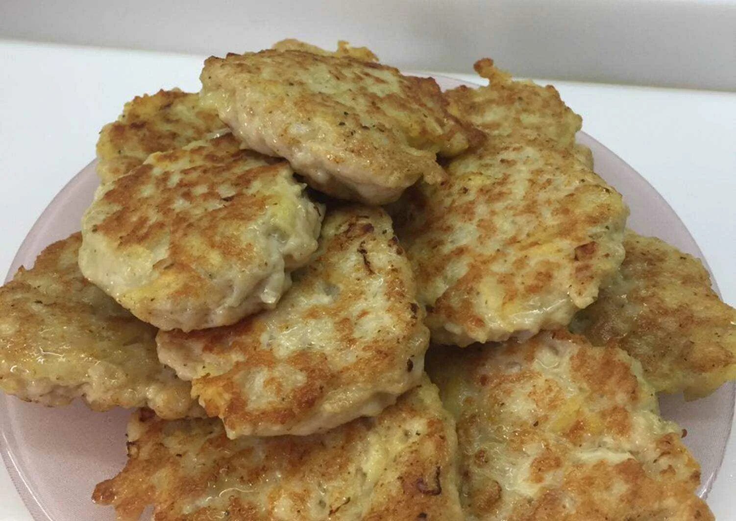 Можно добавлять картофель в котлеты. Картофельные котлетки. картофель с котлетой. куриные котлеты с картошкой. курино картофельные котлеты.