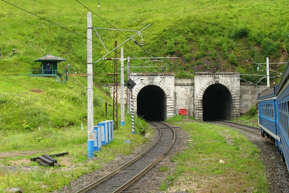 Перед входом в тоннель пассажирского поезда. Томусинский Железнодорожный тоннель. Железнодорожный туннель на Западной Украине. Бескидский Железнодорожный туннель. Габдюково железная дорога туннель.