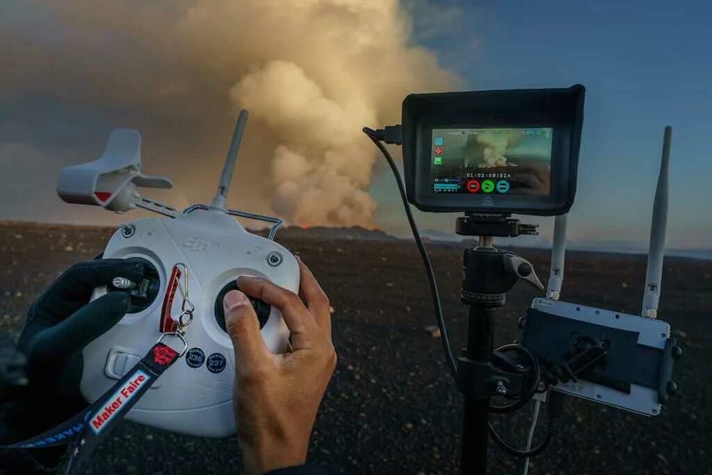 Фпв дрон военный. Квадрокоптер съемка. Коптер в горах. Съемки в полете. Коптер в горах.