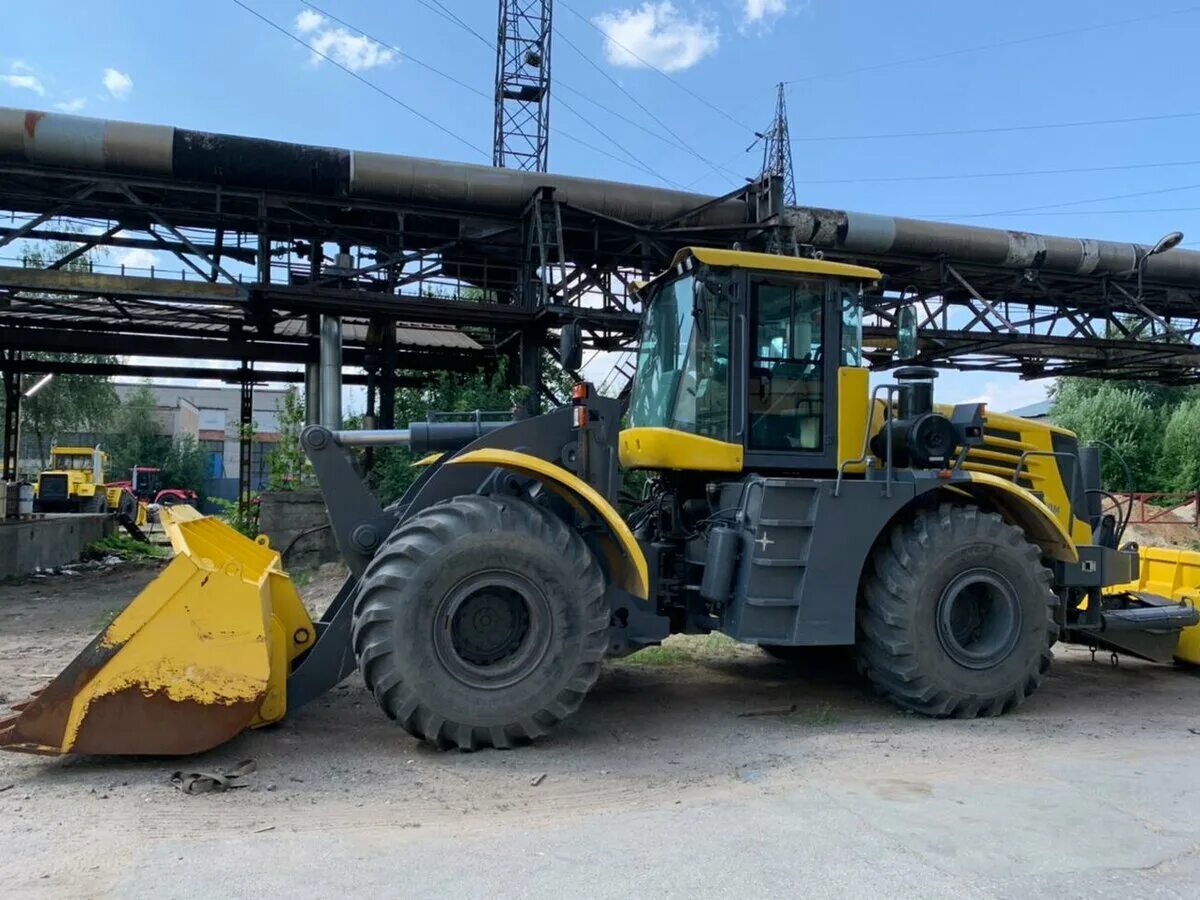Кировец к 708 удм. Универсальная дорожная машина кировец к-708 удм. кировец удм 708 фронтальный. фронтальный погрузчик кировец к-708пк7.