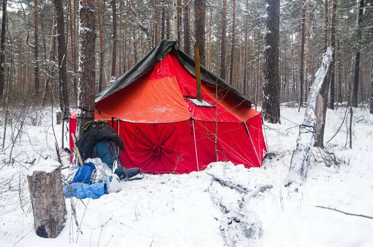 Купить палатку для ночевки. Палатка Роснар 34 м3. Зимняя палатка с печкой. Палатка зима с печкой. Зимний шатер с печкой.