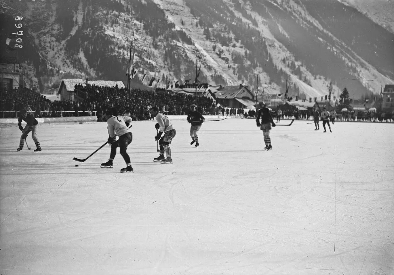 С 1994 года зимние олимпийские игры проводятся. 1924 году в шамони, олимпийские игры. первая зимняя олимпиада 1924 года в шамони. олимпийские игры в шамони франция 1924 год. первые зимние олимпийские игры в шамони.