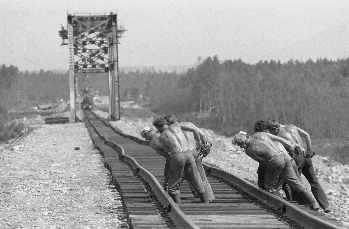 Юайкалоамурская магистраль. Бам железная дорога. Байкало-амурская магистраль стройка. Байкало_ амурская магистраль- начало стройки. Бам железная дорога история.