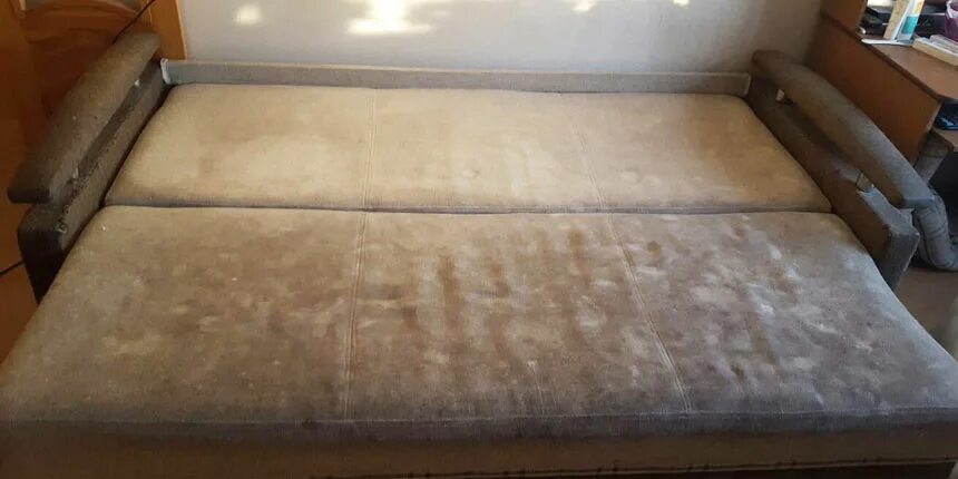 Очень грязный диван. Очень грязный диван. Химчистка дивана из искусственной замши. Грязный диван. Грязный диван наполовину.