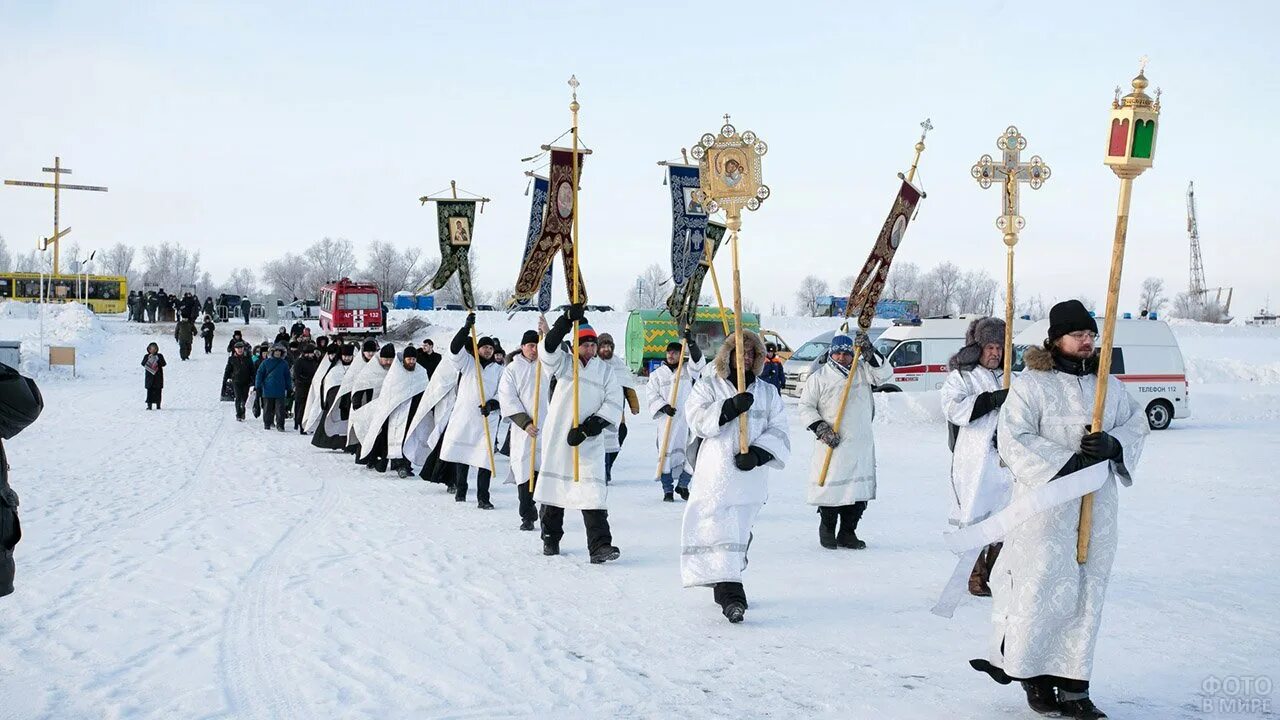 Крещение в каком городе. Крестный ход на иордань. крестный ход на крещение. праздник крещения крестный ход. крещение господне иерусалим.