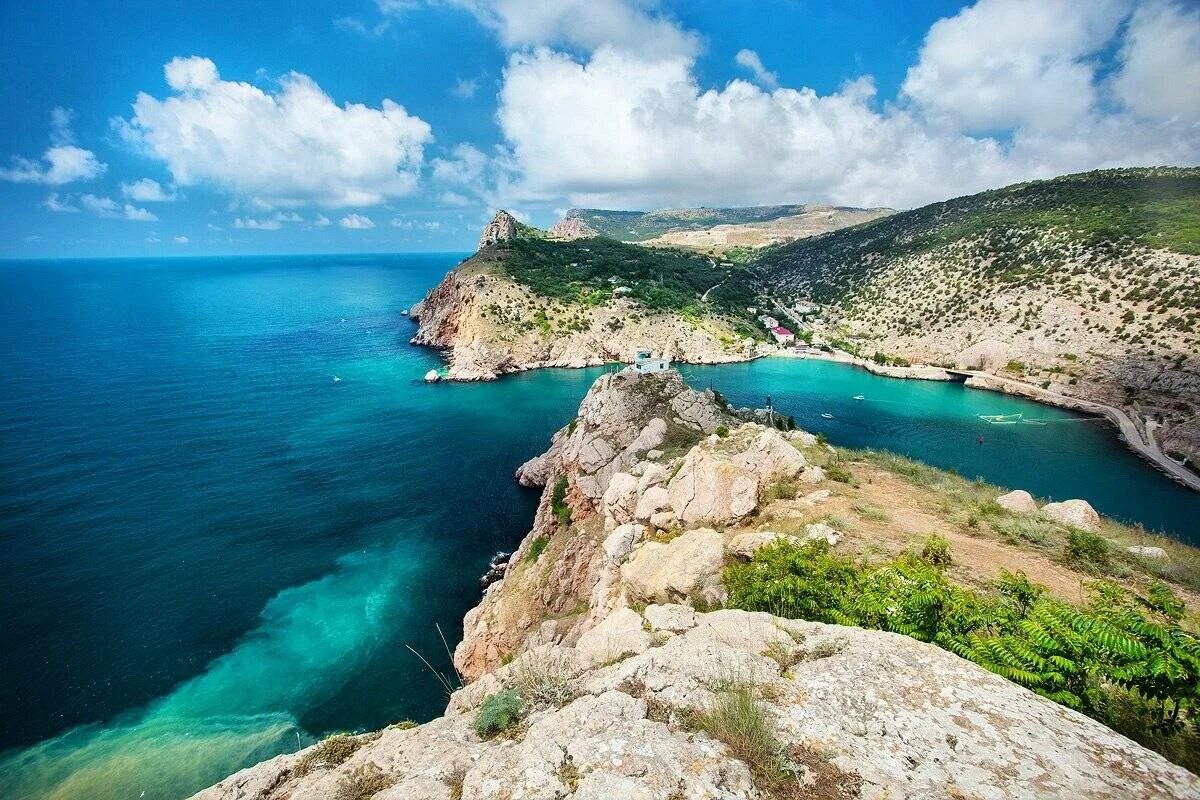 Севастополь область край. Балаклава Крым. Крымский полуостров Балаклава. Голубая бухта Севастополь. Лазурная бухта Крым.