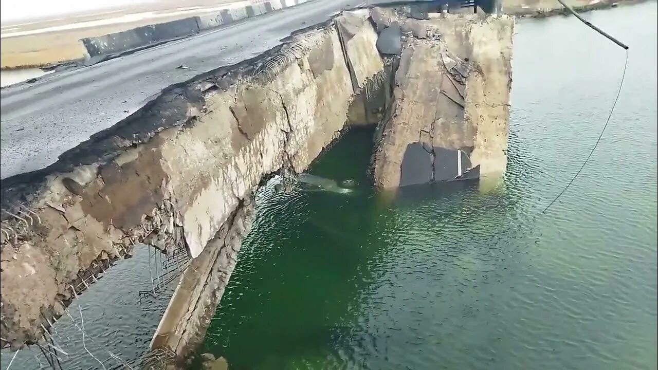 Мост разрушен новости. Генический мост скакун. железный мост геническ.